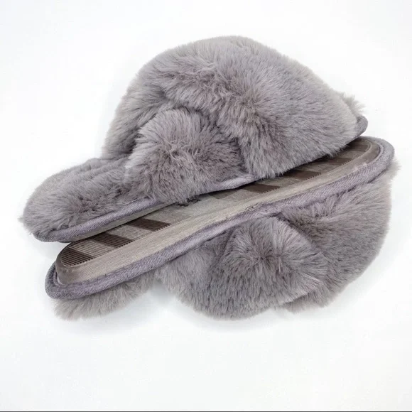 Loft gray criss cross fuzzy slippers, size 5-6 - Picture 4 of 6